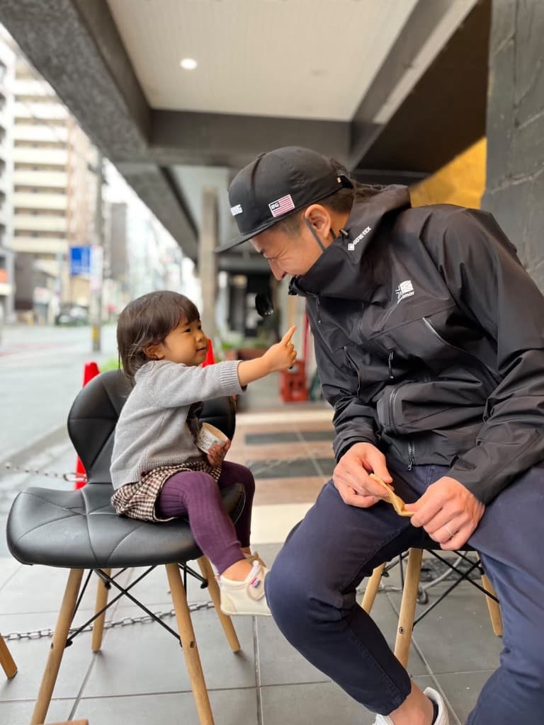 初めてクラフトアイスを食べる子どもの様子